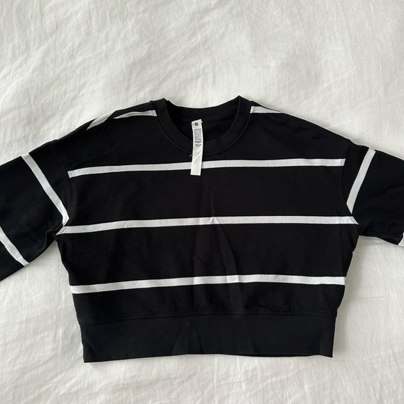 Lululemon- Perfectly oversized cropped sweatshirt - blk/white size 6 - Picture 6 of 9